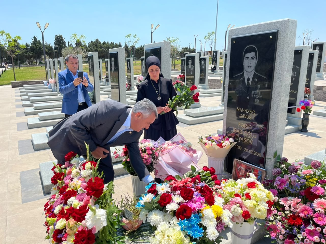 Abdin Fərzəliyev şəhidləri və onların ailə üzvlərini ziyarət edib - FOTOLAR